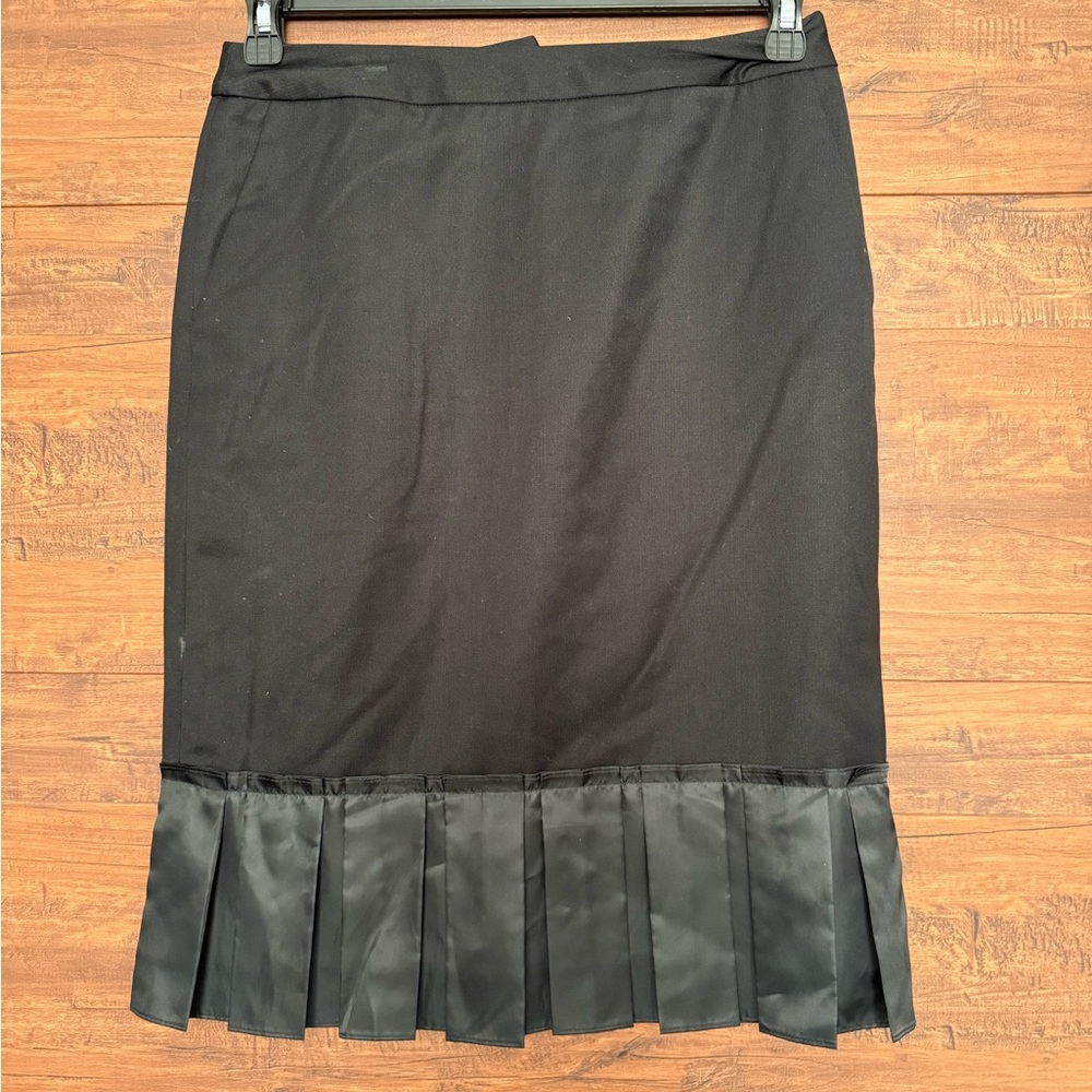Black
Sharp skirt